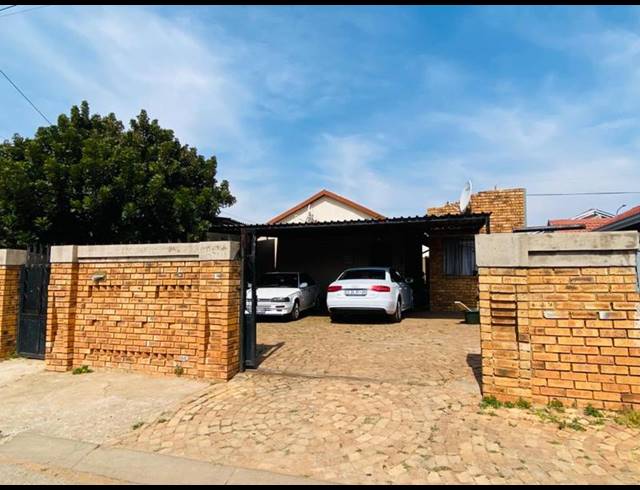 6 BEDROOM HOUSE FOR SALE IN PROTEA GLEN